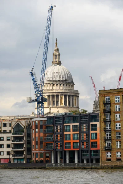 London Kwietnia 2023 Zobacz Katedrę Pawła Obok Żurawi Budowlanych Nowoczesnych — Zdjęcie stockowe