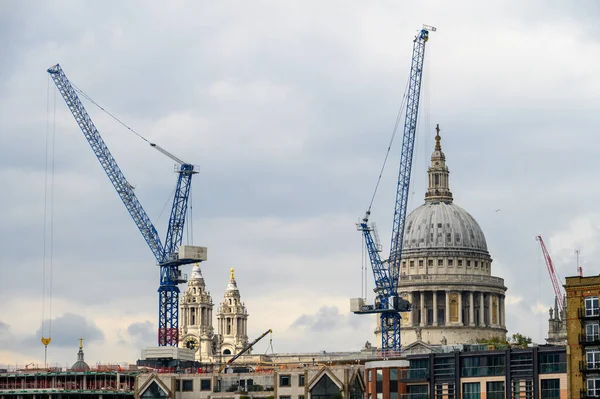 London Kwietnia 2023 Doświadcz Kontrastu Między Architekturą Historyczną Nowoczesnym Życiem — Zdjęcie stockowe
