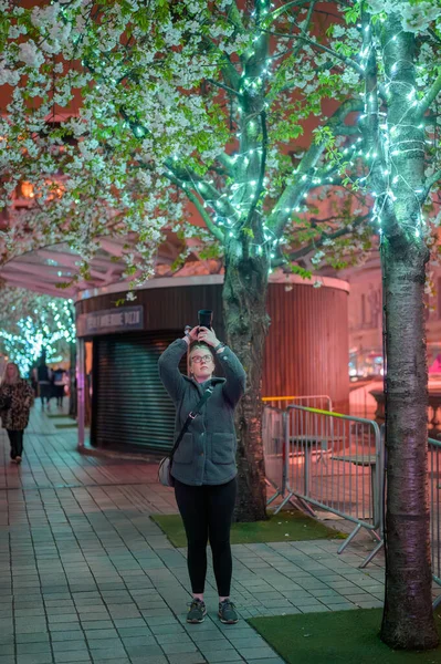 2023年4月21日 体验迷人的自然与城市建筑的融合 以及伦敦之眼旁边夜晚点亮的树木 — 图库照片