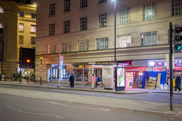 London Kwietnia 2023 Nocny Widok Ludzi Czekających Przystanku Autobusowym Przed — Zdjęcie stockowe