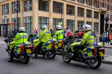 LONDON - 22 Nisan 2023: Londra 'daki Soykırım İsyanı' nda düzeni ve güvenliği sağlamak için motosikletleriyle Metropolitan polis memurlarına katılın.