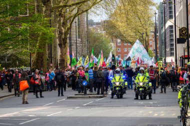 LONDON - 22 Nisan 2023: Polis motosikletleri Londra 'da düzenlenen Soykırım İsyanı protesto yürüyüşünün öncülüğünü üstlendi,.