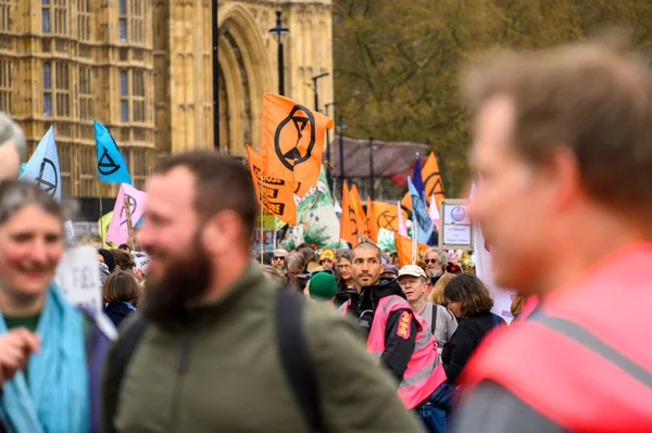 LONDON - 22 Nisan 2023: Yok Olma İsyanı yürüyüşüne katılın ve Parlamento binasının dışındaki acil iklim müdahalesini sembolize eden devasa XR bayraklarından ilham alın.