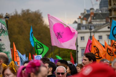 LONDON - 22 Nisan 2023: Londra 'daki XR protestocularının üzerinde yükselen çevresel protesto bayrakları, güçlü bir iklim aktivizmi ve savunuculuğu gösterisi.