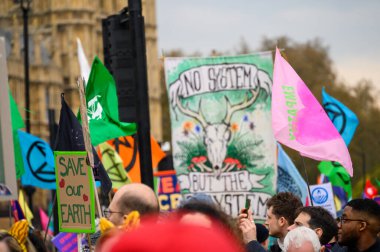 LONDON - 22 Nisan 2023: İklim hareketi çağrısı üzerine çevreci protesto bayrakları dalgalanırken sembolizmi tecrübe edin.
