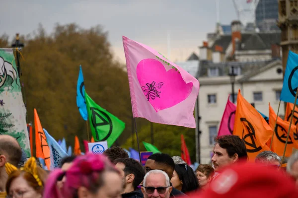 2023년 22일 런던의 시위대 솟아오르는 깃발을 목격하십시오 활동과 옹호의 강력한 — 스톡 사진