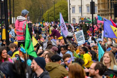 LONDON - 22 Nisan 2023: Londra 'daki Yok Olma İsyanı' nda büyük kalabalığın gücüne tanık olmak, acil iklim hareketi ve çevresel adalet için birleşik bir çağrı.