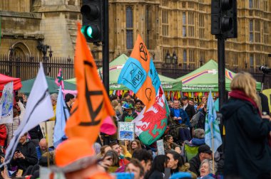 LONDON - 22 Nisan 2023: Yok Olma İsyanı protestocuları Londra sokaklarını doldururken ve iklim değişikliği çözümleri ve sürdürülebilir bir gelecek talep ederken kitlesel toplantıyı deneyimleyin.