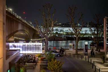 Londra 'nın sihrini gece yarısı BFI Southbank tabelası, Waterloo Köprüsü ve şehrin ışıklarıyla aydınlatılan Somerset Evi ile yakalayın..