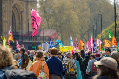 LONDON - 22 Nisan 2023: Londra 'nın değişim sesi: Sönme İsyanı protestocuları öne doğru adım attı, afişler havada uçuşuyordu, çevre adaleti ve eylemi savunuyordu.