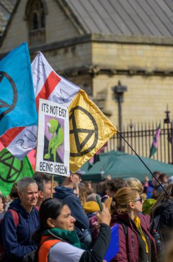 LONDON - 22 Nisan 2023: Eloquent activism: Sönme İsyanı bayrakları ve protesto işaretleri Londra yürüyüşü üzerinde yükseliyor,.