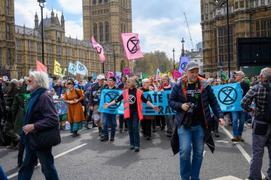 Londra 'da 22 Nisan 2023 İklim Çağrısı: Güçlü bir iklim eylem hareketinin başlangıcı olarak Parlamento ikonik Evleri' nin dışında başlayan Yok Olma İsyanı Protesto Mitingi.