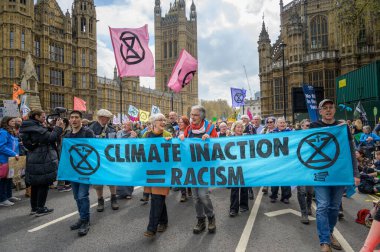 LONDON - 22 Nisan 2023: XR 'nin Londra' daki iklim protestosu, önemli bir çevre aktivizminin başlangıcını simgeleyen tarihi Parlamento Evleri 'nin dışında başladı..