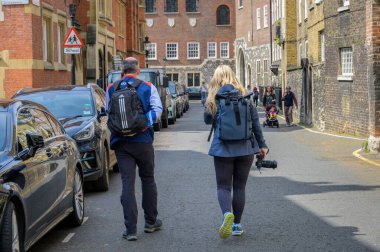 LONDON - 22 Nisan 2023: Kadın bir fotoğrafçı, Londra 'da düzenlenen İklim Eylemi Çağrısı' nı belgeleyen Soykırım Protestosu mitinginde Olimpiyat Altın Madalyası sahibi Etienne Stott ile birlikte yürüyor..