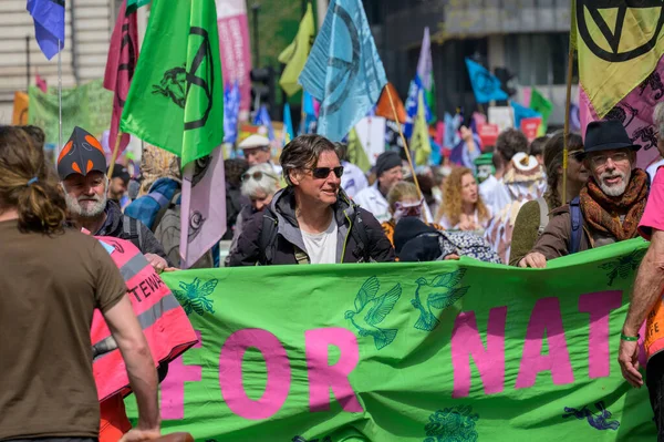 2023년 22일 지도자는 시위대와 런던의 시위대 집회에서 배너를 보유하고 있으며 — 스톡 사진
