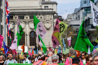 LONDON - 22 Nisan 2023: Londra 'nın iklim standı: XR protestocuları, renkli protesto bayraklarının çarpıcı zeminine karşı kentte bir araya gelerek, iklim savunuculuğuna karşı birleşik tutumlarının altını çizdi.