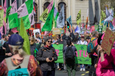 LONDON - 22 Nisan 2023: Renkli bir ayaklanma: Londra 'daki Soykırım İsyanı, iklim aktivizminin canlı ve dinamik bir gösterisi olarak gözler önüne seriliyor.
