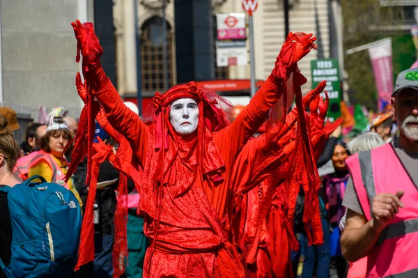 LONDON - 22 Nisan 2023: Çevre aktivistleri: Kızıl Tugay XR protesto yürüyüşüne katılarak, iklim nedenine olan güçlü bağlılıklarını iletti.