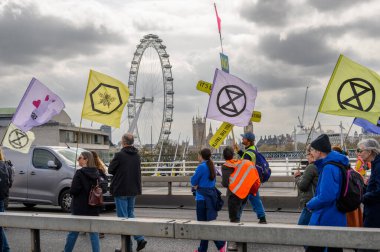 24 Nisan 2023: Waterloo Köprüsü 'nde XR bayrakları sallayan iklim krizi protestocularına katılın..