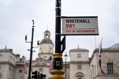 LONDON - 24 Nisan 2023: Whitehall sokak tabelası, bir İngiliz kültür sahnesi olan Odaklanamayan At Muhafızları Yürüyüşü 'nün arka planına karşı duruyor.