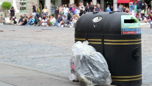 London Lipiec 2023 Worki Pełne Śmieci Pobliżu Śmietnika Tętniącym Życiem — Wideo stockowe