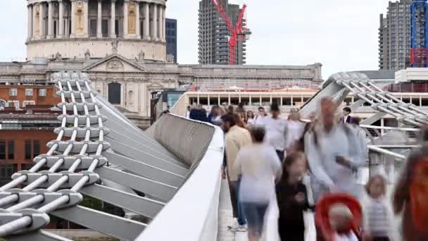 London Lipiec 2023 Przeżyj Dynamiczne Życie Londyńskiego Millennium Bridge Tym — Wideo stockowe