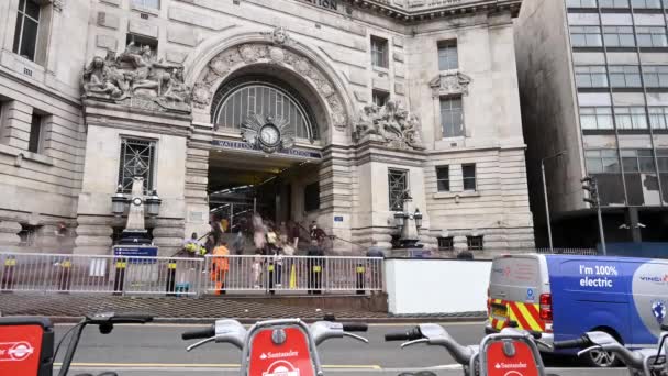 London Juli 2023 Upplev Den Livliga Scenen Vid Waterloo Järnvägsstation — Stockvideo