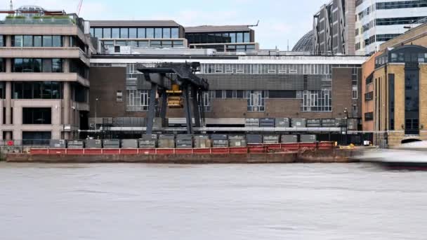 2023년 발브룩 Walbrook Wharf River Thames 바지선에서 컨테이너를 내리는 크레인의 — 비디오