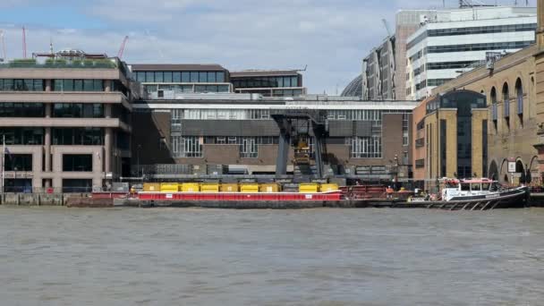 Londres Julho 2023 Testemunha Trabalhadores Qualificados Habilmente Amarrando Uma Barcaça — Vídeo de Stock