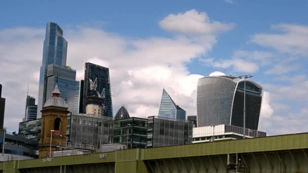 ロンドン 2023年 ロンドンの金融ハブのパルスを魅惑的なタイムラプスで体験し キャノン ストリート鉄道橋が街並みにユニークなタッチを追加 — ストック動画