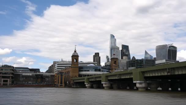 ロンドン 2023 象徴的なキャノン ストリート鉄道橋を特徴とするこの魅惑的なタイムラプスでロンドンの金融地区のダイナミックなシティを探索してください — ストック動画