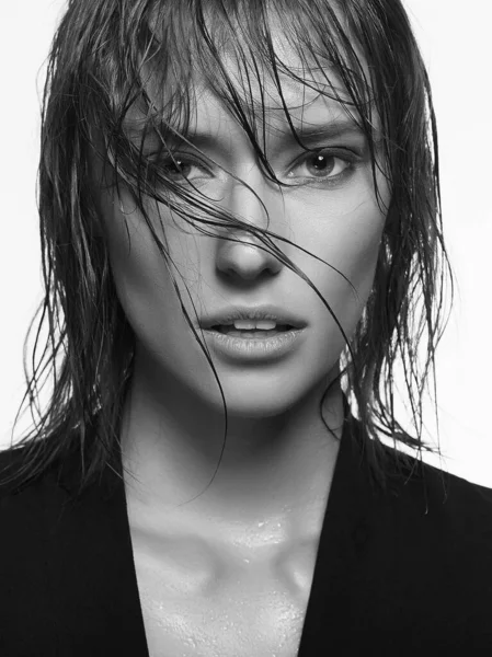 Zwart Wit Portret Van Mooi Meisje Met Nat Haar Jong — Stockfoto