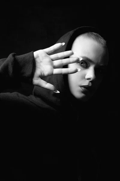 Czarno Biały Portret Młodej Kobiety Krótką Fryzurą Kapturem Stylowa Łysa — Zdjęcie stockowe