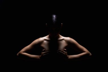 Karanlıkta çıplak kadın silueti. Güzel Çıplak Vücut Kızı