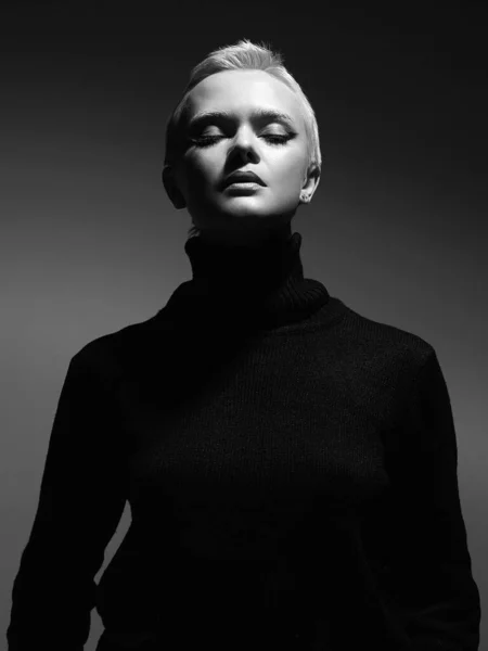 Zwart Wit Portret Van Short Hair Mooie Jonge Vrouw Sensueel — Stockfoto