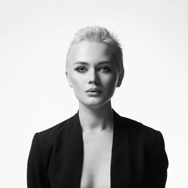 Retrato Blanco Negro Pelo Corto Hermosa Mujer Joven Chica Rubia —  Fotos de Stock