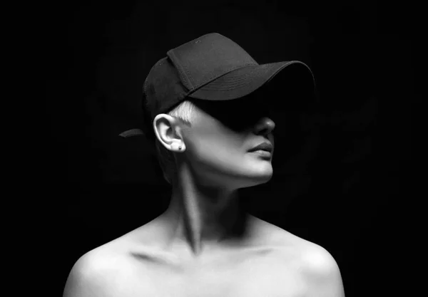 短い髪帽子の美しい若い女性 メイクの金髪の女の子 ボールドスタイル 白黒の肖像画 — ストック写真