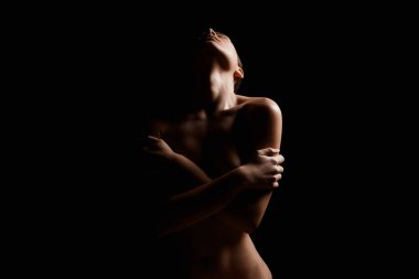 Karanlıkta ışığın altında çıplak kadın silueti. Güzel, Seksi, Çıplak Vücut Kızı