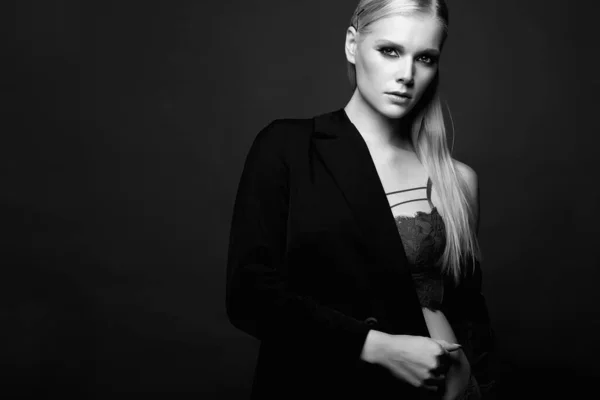 Mode Sexy Vrouw Pak Ondergoed Modieus Mooi Meisje Met Blond — Stockfoto