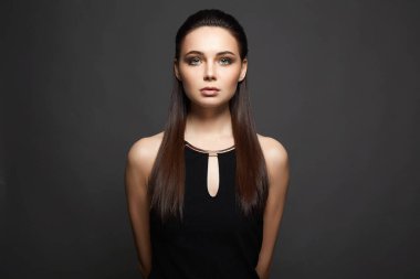 Güzel esmer kız. Moda güzelliği genç kadın portresi