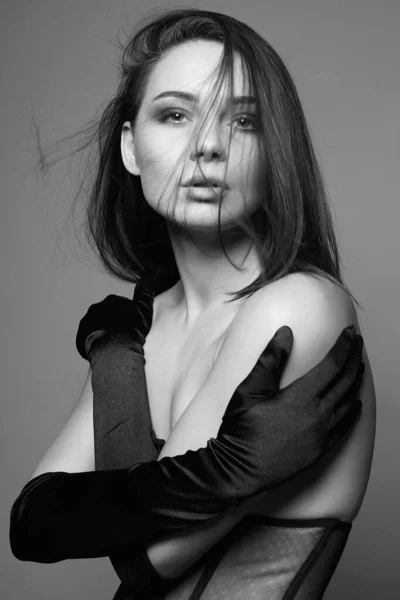 Bruneta Dívka Rukavicích Spodním Prádle Černobílý Portrét Sexy Krásná Mladá — Stock fotografie