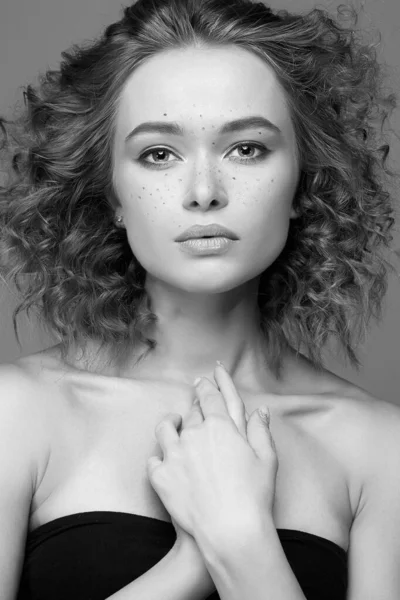 Beautiful Woman Amazing Curly Girl Beauty Fashion Portrait Frizzle Hair — Stock Photo, Image
