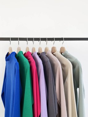 Mağazadaki bir askıda renkli gömlekler. Moda bayan giyim hala hayat dolu. vitrin