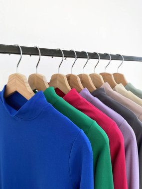 Mağazadaki bir askıda renkli gömlekler. Moda bayan giyim hala hayat dolu. vitrin