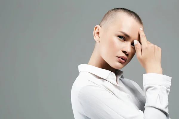Sensual Pretty Young Woman Short Haircut Portrait Beautiful Bald Woman — Fotografia de Stock