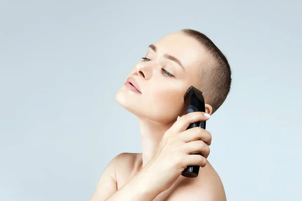 Beautiful Woman Cutting Her Hair Beauty Portrait Bald Girl Hairclipper — Foto de Stock