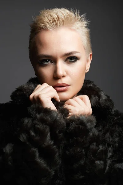 Young Short Blond Hair Woman Fur Beautiful Girl Winter Fashion — Zdjęcie stockowe
