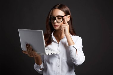 Gözlüklü güzel bir iş kadını. Laptoplu güzel kız öğrenci.