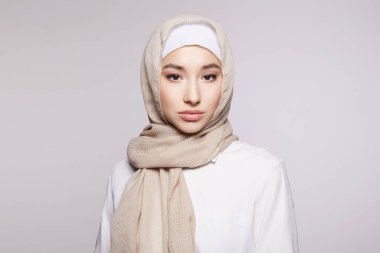 Makyajlı güzel bir İslami genç kadın. tesettürlü güzel kız. Moda doğulu modeli. Asya