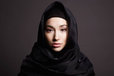 Hijab 'daki güzel genç kadın. Moda müslümanı kız portresi. din